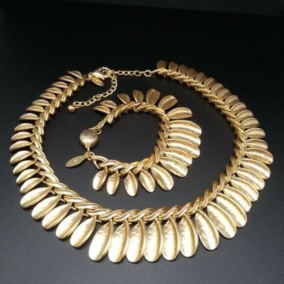 Chico's Gold Tone Hammered Leaves Feathers Necklace Bracelet Set, 20 In 7 1/2 In - Picture 5 of 10